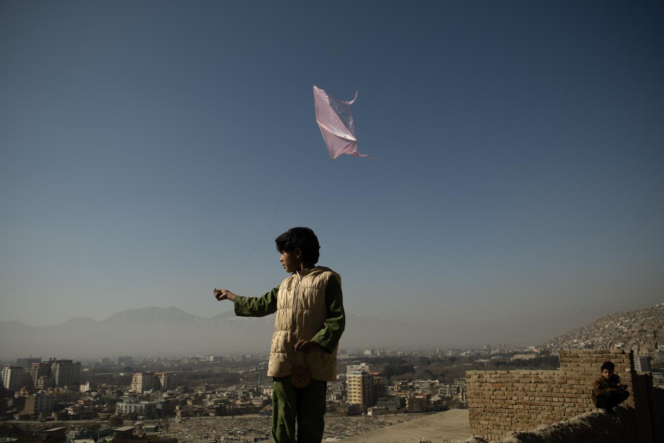 On 25 November 2022, a boy plays with a kite on a hillside in Kabul, Afghanistan. © WHO / Kiana Hayeri